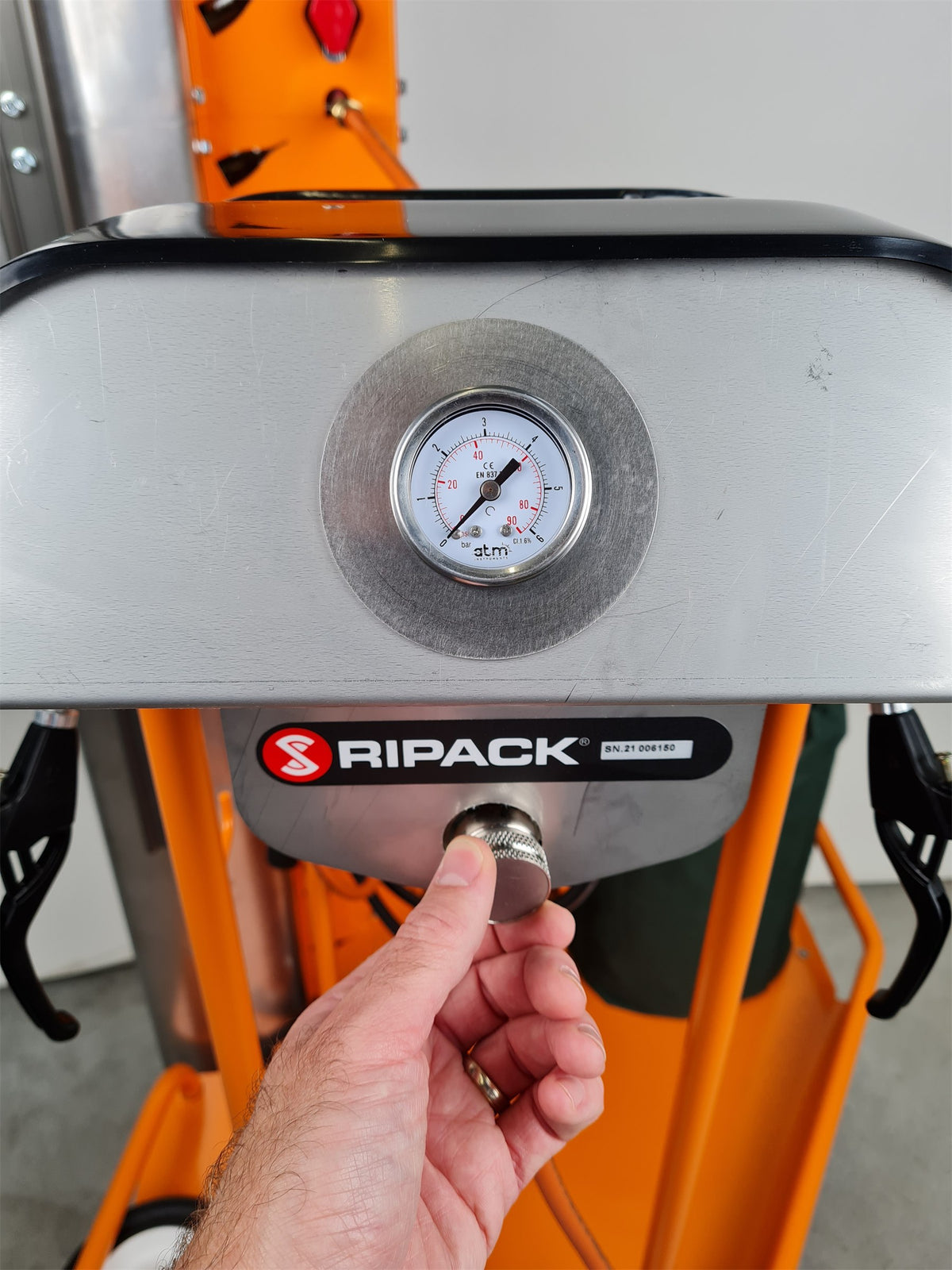 Ripack Turbopack V2 gas pressure gauge and control knob, close-up