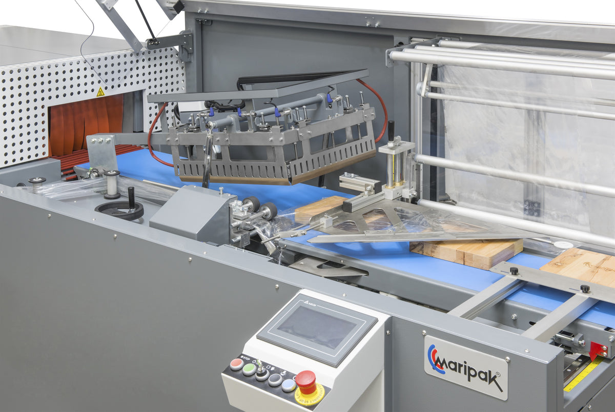 Maripak CLS Compact sealing area, touchscreen and conveyor with products in film