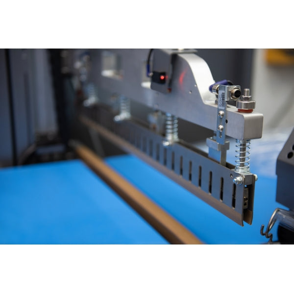 Maripak IMPACK HYBRID 60 cross-seal bar and sensor above the conveyor