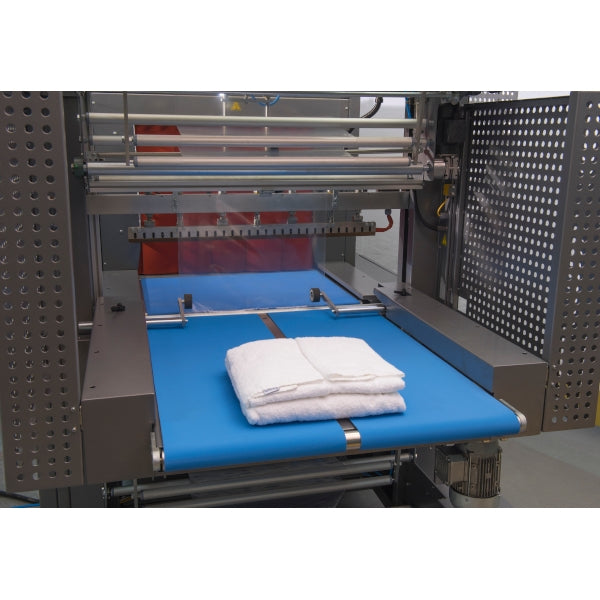 Maripak Multimac D 60 sealing section with folded textiles on the blue infeed belt