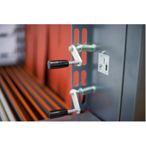 Maripak Multimac D 80 tunnel airflow adjustment levers, close-up