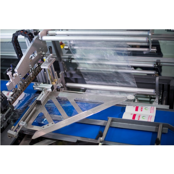 Maripak SYMPACK 35 film forming area wrapping products on the blue conveyor