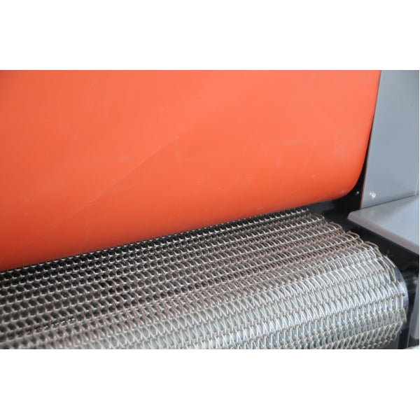 Maripak Diamond T-150 conveyor belt option at the tunnel curtain, close-up