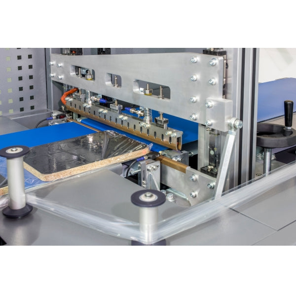 Maripak Pro-MOTION series cross-seal jaws over a product in film (shown for the WRAPTURE Pro-MOTION 40)